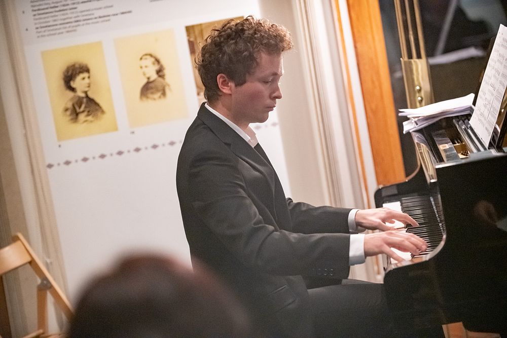 Adam Dvořáček performs - artist portrait